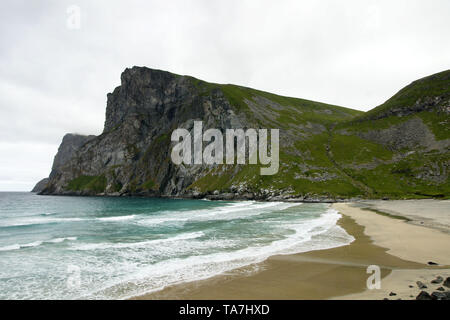 Blick vom Strand zu den Bergen Kvalvika Ryten in Norwegen Stockfoto