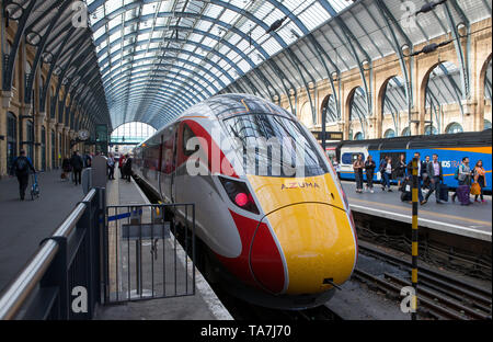 Neue azuma Zug in LNER livery am Bahnhof Kings Cross, London Stockfoto