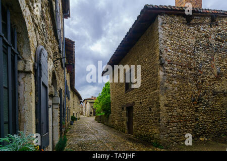 Blick auf eine Gasse in der mittelalterlichen Dorfes Perouges, Ain, Frankreich Stockfoto