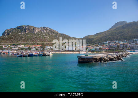 Hafen von Kalk Bay, Western Cape, Südafrika. Fischerboote im Hafen von Kalk Bay, Western Cape Peninsula, Südafrika Stockfoto