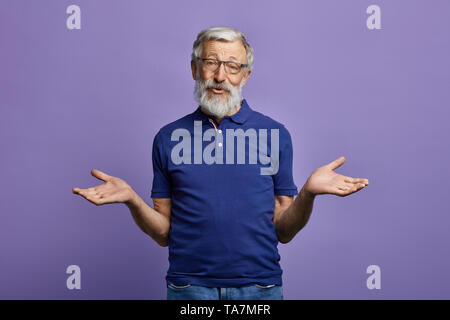 Clueless alter Mann zuckte mit den Schultern und fragte, warum, was ist das Problem, wer so was, weiss ich nicht. Willkommen im alten Wesen. Stockfoto
