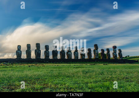 Sonnenaufgang und Moai Statuen von Ahu Tongariki auf der Osterinsel Stockfoto