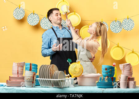 Fröhlicher junger Mann und Frau mit Schaum Party in der Küche. Bis Foto schliessen. Unterhaltung Konzept Stockfoto