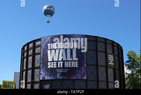 BERLIN, DEUTSCHLAND - 25 April 2019: Gedenkstätte Berliner Mauer im beliebten touristischen Sehenswürdigkeiten Checkpoint Charlie. Blick auf den Eingang zur Galerie, aerostat Fliegen Stockfoto