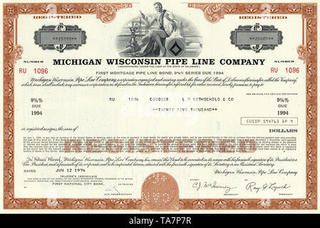 Historische Zertifikat eines Öl- und Gasunternehmen, Michigan Wisconsin Pipe Line Company, Delaware, USA, 1974, Wertpapier, historische Aktie, Mineralöl- und Erdgasunternehmen, Öl-Pipeline, Motiv: Ein Mann prüft die Qualität von Erdöl ein einer Pipeline, im Hintergrund Bohrtürme, Michigan Wisconsin Pipe Line Company, 1974, Delaware, USA Stockfoto