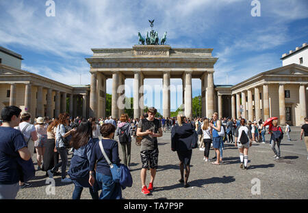 BERLIN, DEUTSCHLAND - 25 April 2019: Brandenburger Tor oder Brandenburger Tor. 18. Jahrhundert klassizistische Denkmal in Berlin, erbaut im Auftrag des preussischen Königs Fred Stockfoto
