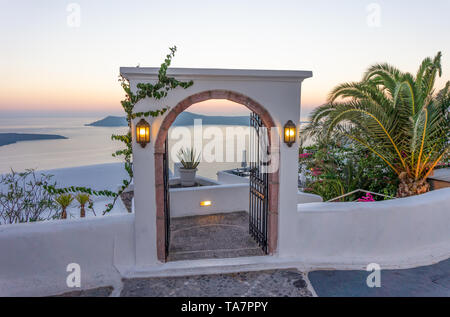 Typische design Dekoration Tür von Santorini Griechenland mit Weise ins Meer mit suset Stockfoto