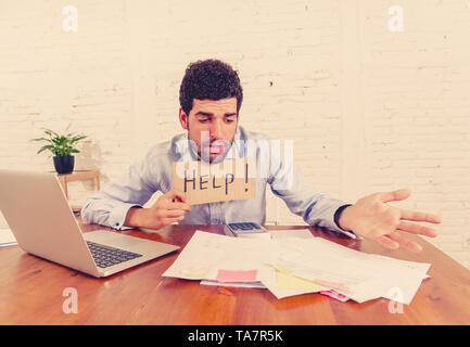 Junge überwältigt Unternehmer, die Hilfe zahlt sich aus Schulden und Rechnungen in kleinen Unternehmen finanzielle Probleme. Besorgt verzweifelten jungen Mann Gefühl stres Stockfoto