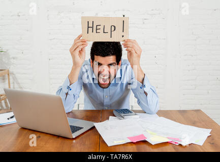 Junge überwältigt Unternehmer, die Hilfe zahlt sich aus Schulden und Rechnungen in kleinen Unternehmen finanzielle Probleme. Besorgt verzweifelten jungen Mann Gefühl stres Stockfoto