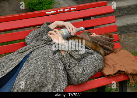 Symbolische Foto, Alkohol, Senior, Gestelltes Symbolfoto, Alkohol, Seniorin Stockfoto