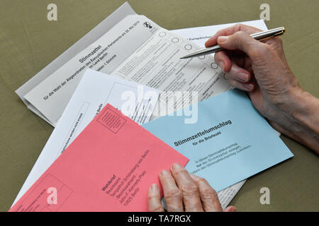 Briefwahl Dokumente mit Stimmen für die Wahl zum 9. Europäischen Parlaments am 26. Mai 2019, Briefwahlunterlagen mit Stimmzettel für die Wahl zu Stockfoto