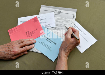 Briefwahl Dokumente mit Stimmen für die Wahl zum 9. Europäischen Parlaments am 26. Mai 2019, Briefwahlunterlagen mit Stimmzettel für die Wahl zu Stockfoto
