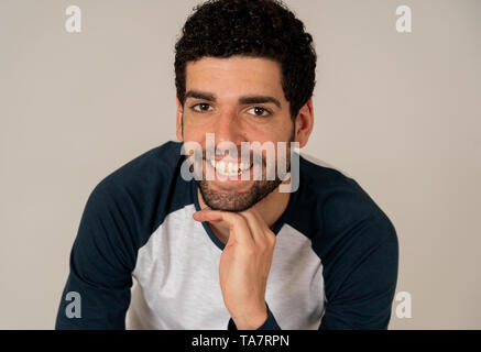 Portrait von attraktiven jungen Modell mit glücklichen Gesicht und schönes Lächeln. Stattliche hipster bärtigen Mann in den 20ern. Studio gedreht. In Menschen, Mode und h Stockfoto