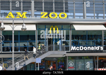 Terrassen im Zoo, McDonald's, Bahnhof Zoo Schloss Charlottenburg Berlin Deutschland, Terrassen am Zoo, McDonald's, Bahnhof Zoo Schloss Charlottenburg Berlin De Stockfoto