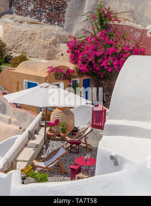 Romantisch mediterrane Ferienhäuser auf einem Dach über dem Meer in Santorini mit Bougainvillea Blume Stockfoto