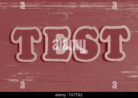 Wort Test aus Holz Buchstaben auf Holz Hintergrund Stockfoto