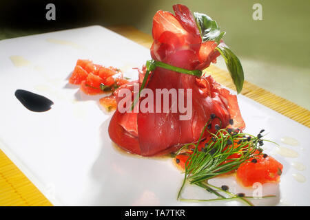 Italienisches Essen Rezepte Bündel von Wurst Bresaola und Taleggio Käse gefüllt Stockfoto