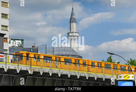 U-Bahn, Mevlana Moschee, Kottbusser Tor, Kreuzberg, Berlin, Deutschland, U-Bahn, Mevlana Moschee, Kottbusser Tor, Kreuzberg, Deutschland Stockfoto