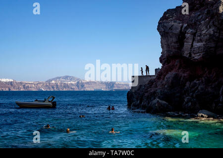 Cliff Diving und Schwimmen in Santorin Oia Amoudi/Ammoudi Bay Stockfoto