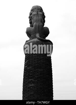 Schwarz-weiß Bild der Statue eines Löwen auf einem Pfosten Stockfoto