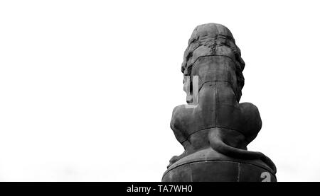 Schwarz-weiß Bild der Statue eines Löwen auf einem Pfosten Stockfoto