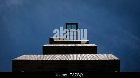 Aussichtsplattform auf einem Wachturm gegen den blauen Himmel an den drei Grenze in Vaals, Niederlande im Sommer Stockfoto