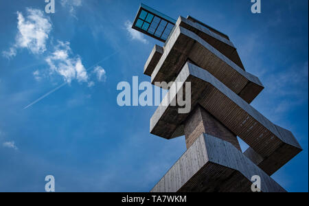 Aussichtsplattform auf einem Wachturm gegen den blauen Himmel an den drei Grenze in Vaals, Niederlande im Sommer Stockfoto