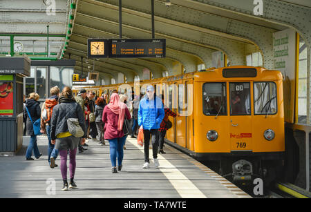 U-Bahnhof Kottbusser Tor, Kreuzberg, Berlin, Deutschland, U-Bahnhof Kottbusser Tor, Kreuzberg, Deutschland Stockfoto