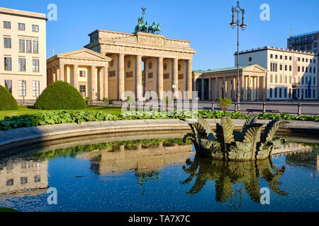 Das Brandenburger Tor in Berlin mit Reflexionen in einem Brunnen Stockfoto