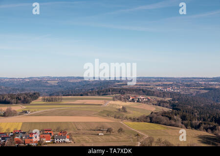 Kleines Dorf in der Mitte der deutschen Landschaft mit Wäldern, Feldern und Wiesen Stockfoto