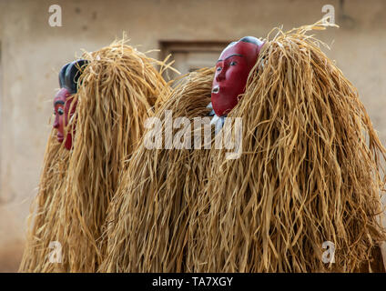 Goli heilige Masken in Baule Stamm während einer Zeremonie, Région de l'Esperance, Bomizanbo, Elfenbeinküste Stockfoto