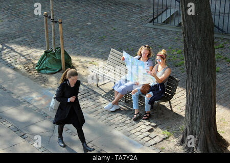 Szene der Touristen sitzen Lesen einer Karte und Fußgängerzone in Kopenhagen, Dänemark Stockfoto