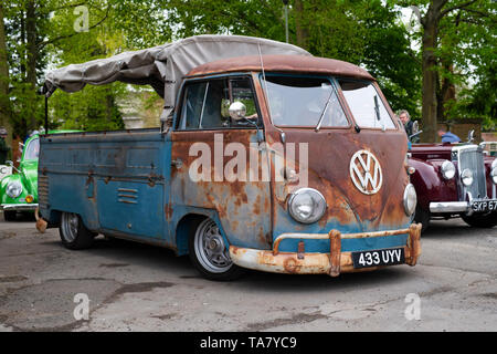 Rusty 1960 VW Split Screen Volkswagen Kabine pickup van im Bicester Heritage Center 'Drive es Tag'. Bicester, Oxfordshire, England Stockfoto