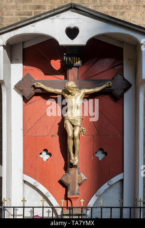 Statue von Jesus Christus Kreuzigung auf der Seite der Römisch-katholischen Kirche Unserer Lieben Frau vom Berg Karmel und St. Simon Lieferbar in Kensington, London Stockfoto