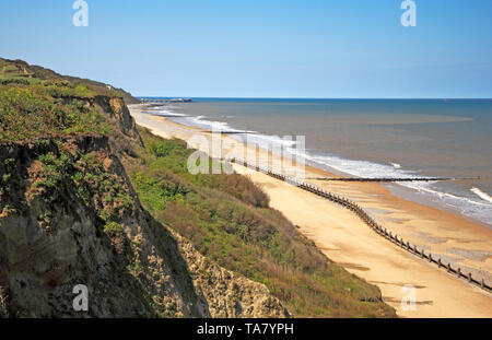 Ein Blick auf die Klippen und Strand in North Norfolk auf der Suche nach Westen in Richtung Cromer von Overstrand, Norfolk, England, Vereinigtes Königreich, Europa. Stockfoto