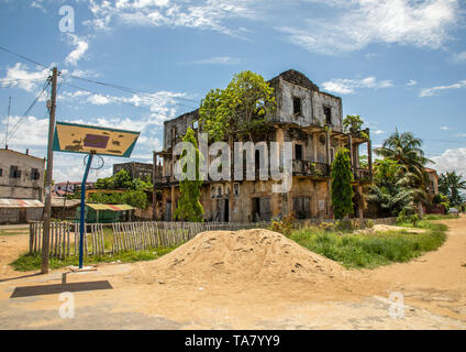 Alte französische koloniale Gebäude, das früher Hotel de France in der UNESCO World Heritage Area, Sud-Comoé, Grand-Bassam, Elfenbeinküste Stockfoto