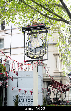 Der Schwan Hyde Park pub Schild, Bayswater Road, Bayswater, London, England Stockfoto