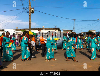 Afrikanische Frauen auf der Straße in der gleichen Weise für eine politische Kundgebung, Sud-Comoé, Grand-Bassam, Elfenbeinküste gekleidet Stockfoto