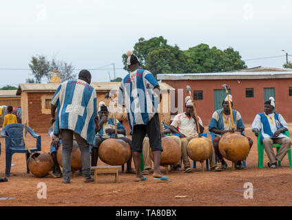 Afrikanische Musiker koras Wiedergabe während Boloye Tanz der Panther Mann, Savanes Bezirk, Waraniene, Elfenbeinküste Stockfoto