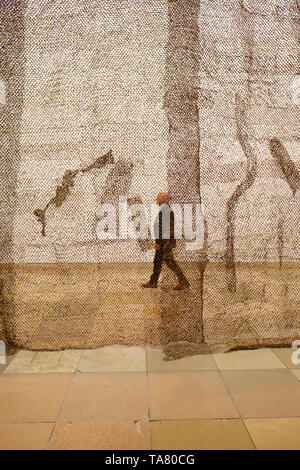 Hängen Kunstwerke von El Anatsui eine ghanaische Künstler, schafft metallic Stoff - wie Skulpturen aus recycelten Flaschen Abfall - Haus der Kunst München 2019 Stockfoto