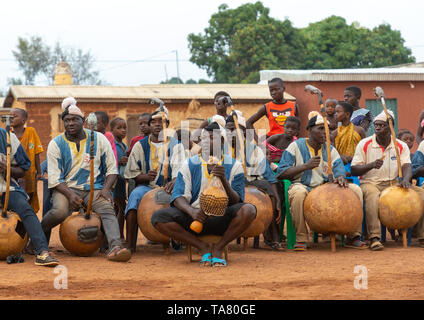 Afrikanische Musiker koras Wiedergabe während Boloye Tanz der Panther Mann, Savanes Bezirk, Waraniene, Elfenbeinküste Stockfoto