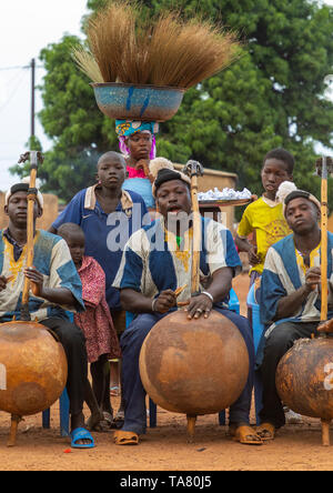 Afrikanische Musiker koras Wiedergabe während Boloye Tanz der Panther Mann, Savanes Bezirk, Waraniene, Elfenbeinküste Stockfoto