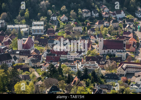 Kleines Dorf in der Mitte der deutschen Landschaft mit einer Kirche und Fachwerk Häusern und grünen Bäumen, Stockfoto