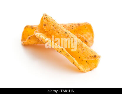 Gerollte Tortilla Chips auf weißem Hintergrund. Stockfoto