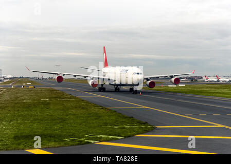 Izmir, Türkei - 17. November 2018. Flughafen Istanbul, die außer Betrieb ist. Mit Turkish Airlines Commercial Flugzeug auf der Landebahn geparkt. Stockfoto