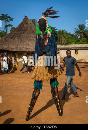 Die hohen maskentanz mit Stelzen namens Kwuya Gblen-Gbe in der Dan Stamm während einer Zeremonie, Bafing, Gboni, Elfenbeinküste Stockfoto