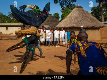 Die hohen maskentanz mit Stelzen namens Kwuya Gblen-Gbe in der Dan Stamm während einer Zeremonie, Bafing, Gboni, Elfenbeinküste Stockfoto