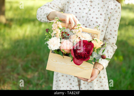 Einzigartige handgefertigte Geschenk von Peach Rosen, Pfingstrosen, rote Rosen, in einer Holzkiste verpackt Stockfoto