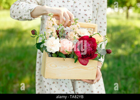 Einzigartige handgefertigte Geschenk von Peach Rosen, Pfingstrosen, rote Rosen, in einer Holzkiste verpackt Stockfoto