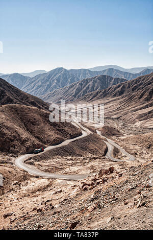 Kurvenreiche Straße in der Nähe von Nasca. Nasca, Abteilung für Ica, Peru. Stockfoto